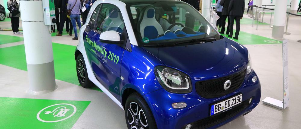 Antragsteller erhalten zum Beispiel bis zu 3000 Euro für einen Plug-In-Hybrid oder 4000 Euro für batteriebetriebenes Fahrzeug.