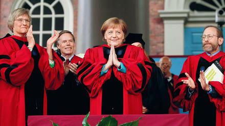 Cum laude. Angela Merkel redet über Protektionismus, Klimawandel, Lügen, Mauern – wer denkt da nicht sofort an Donald Trump? 