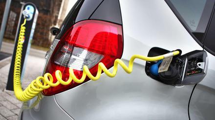 Ein Elektroauto wird geladen.