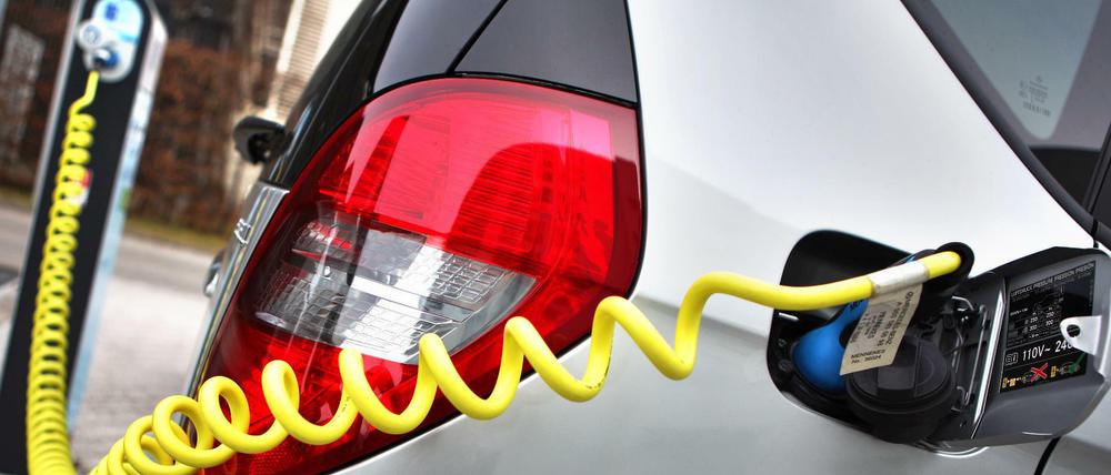 Ein Elektroauto wird geladen.