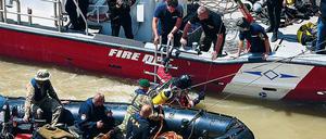 Taucher versuchen, das Wrack der „Nixe“ zu bergen.