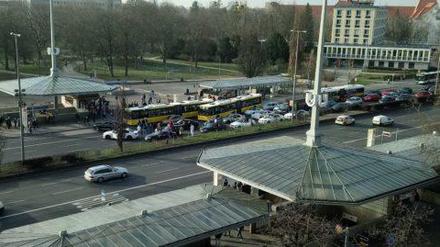 Motorisierte Hochzeitsgesellschaft blockiert viel befahrene Kreuzung am Rathaus Spandau.