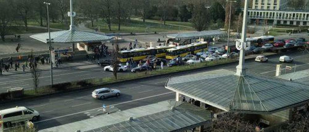Motorisierte Hochzeitsgesellschaft blockiert viel befahrene Kreuzung am Rathaus Spandau.