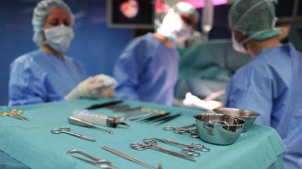 Bei komplizierten Operationen wenden sich Patienten besser an spezialisierte Zentren, die solche Eingriffe regelmäßig durchführen. 