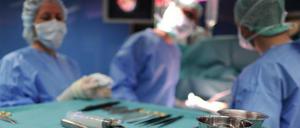 Bei komplizierten Operationen wenden sich Patienten besser an spezialisierte Zentren, die solche Eingriffe regelmäßig durchführen. 