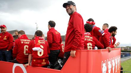 Jürgen Klopp war bei der Fahrt durch Liverpool natürlich bester Laune.