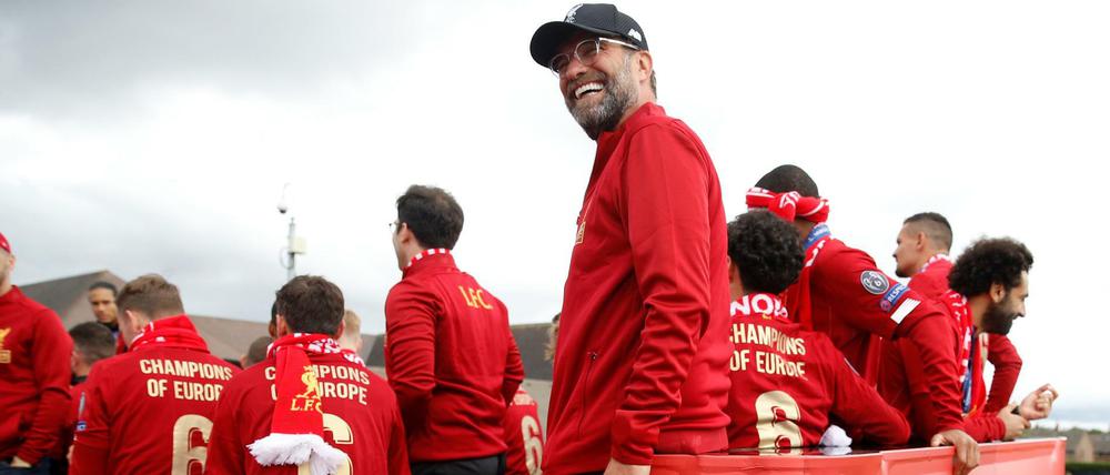 Jürgen Klopp war bei der Fahrt durch Liverpool natürlich bester Laune.