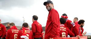 Jürgen Klopp war bei der Fahrt durch Liverpool natürlich bester Laune.