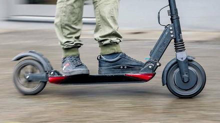 Ziemlich viel Fahrt können E-Roller aufnehmen – ihren Fahrern droht vor allem durch schlechte Radwege die Gefahr zu stürzen. 