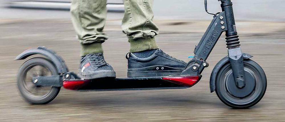 Ziemlich viel Fahrt können E-Roller aufnehmen – ihren Fahrern droht vor allem durch schlechte Radwege die Gefahr zu stürzen. 
