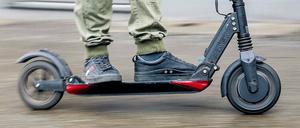 Ziemlich viel Fahrt können E-Roller aufnehmen – ihren Fahrern droht vor allem durch schlechte Radwege die Gefahr zu stürzen.