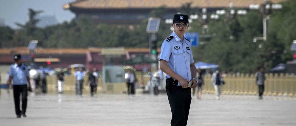 Kontrolle zum Jahrestag: Polizisten auf dem Platz des Himmlischen Friedens in Peking