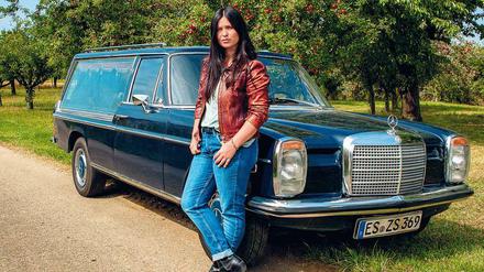 Der Tod fährt mit. Lisa Taubenbaum (Anna Fischer) kehrt aus Berlin auf die Schwäbische Alb zurück, um das Bestattungsunternehmen der Eltern fortzuführen. 