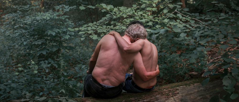 "Black Birds" von Heba Khamis: Jochen (71) verliebte sich in Mohamed (21), der zu der Zeit im Tiergarten als Stricher arbeitete. 