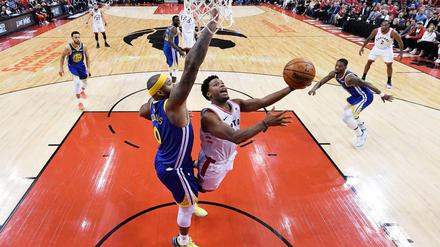 Torontos Kyle Lowry geht in dieser Szene zum Korb gegen DeMarcus Cousins. Spiel zwei ging an Cousins und seine Golden State Warriors.