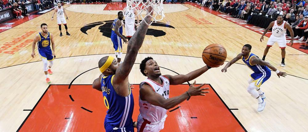 Torontos Kyle Lowry geht in dieser Szene zum Korb gegen DeMarcus Cousins. Spiel zwei ging an Cousins und seine Golden State Warriors.