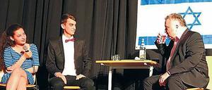 Laura Brandt und Jonas Schilling befragten Israels Botschafter Jeremy Issacharoff.