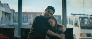 Vater Micha (Christoph Bach) versucht, seiner herzkranken Tochter Jana (Maggie Valentina Salomon) zu helfen.