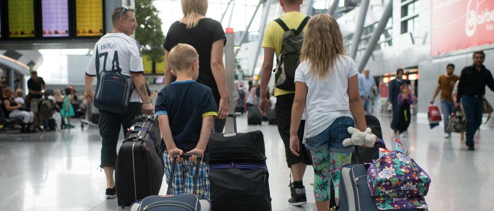 Eine Familie auf Reisen (Symbolbild).