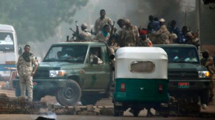 Das sudanesische Militär versucht eine Sitzblockade in Khartoum aufzulösen.