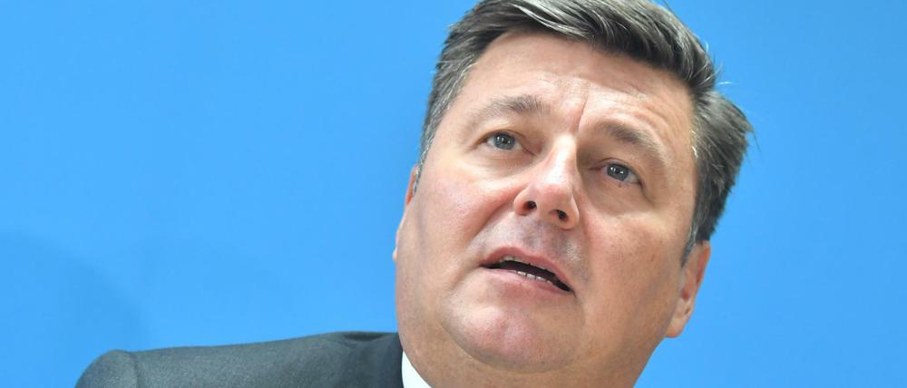 Verärgert. Senator Andreas Geisel (SPD) beklagt, dass Beamte nach Rückführungen teilweise angezeigt worden sind.