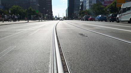 Vor vielen Jahren wurden in der Leipziger Straße auf Verdacht neue Schienen verlegt - sie werden garantiert wieder rausgerissen. 
