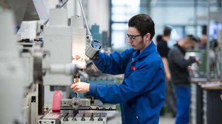 Junge Auszubildende arbeiten in einer Ausbildungswerkstatt für Mechaniker im ABB Ausbildungszentrum in Berlin.