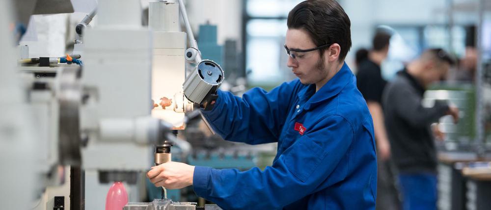 Junge Auszubildende arbeiten in einer Ausbildungswerkstatt für Mechaniker im ABB Ausbildungszentrum in Berlin.