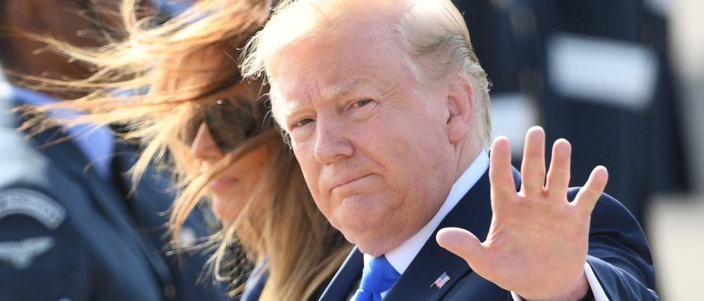 Donald Trump mit seiner Frau Melania nach der Landung in London