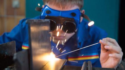 Ein Auszubildender zeigt in einer Werkstatt des Berufsbildungszentrums der Handwerkskammer das Gasschweißen.