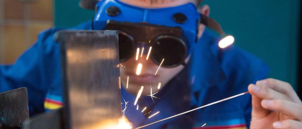 Ein Auszubildender zeigt in einer Werkstatt des Berufsbildungszentrums der Handwerkskammer das Gasschweißen.
