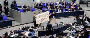 Protestaktion für Klimagerechtigkeit: Aktivisten von Fridays for Future haben sich im Bundestag totgestellt.