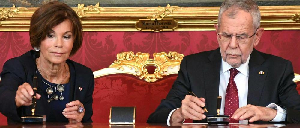 Brigitte Bierlein, Bundeskanzlerin von Österreich, und Alexander Van der Bellen, Bundespräsident von Österreich, während der Vereidigung am Montag. 