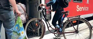 Am Sonntag waren die Züge so voll, dass kein Platz für Radfahrer war.