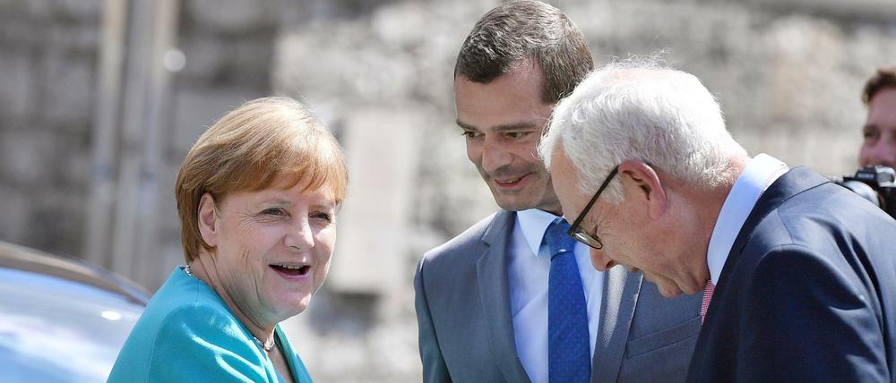 Bundeskanzlerin Angela Merkel (CDU, l-r) wird von Mike Mohring, CDU-Fraktionsvorsitzender in Thüringen, begrüßt.