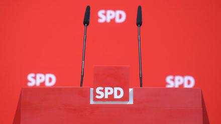Renderpult mit SPD-Logos. 