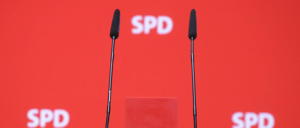 Renderpult mit SPD-Logos. 