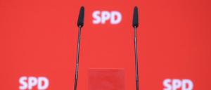 Renderpult mit SPD-Logos. 
