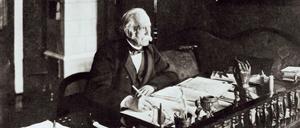 Theodor Fontane an seinem Schreibtisch, eine Fotografie von 1895.