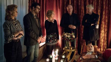 Ein Fest der Schauspieler: Mit Leslie Malton (v.l.n.r.), Michael Rotschopf, Brigitte Zeh, Herbert Knaup, Dominic Raacke und Peter Maertens (liegend). 
