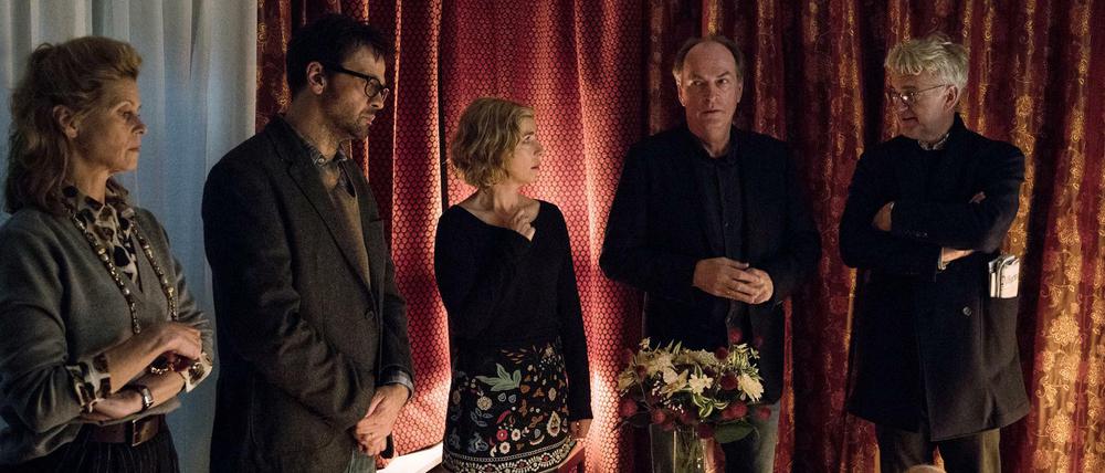 Ein Fest der Schauspieler: Mit Leslie Malton (v.l.n.r.), Michael Rotschopf, Brigitte Zeh, Herbert Knaup, Dominic Raacke und Peter Maertens (liegend).