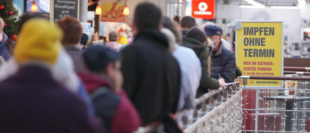 Seit kurzem stehen die Deutschen wieder Schlange, um sich impfen zu lassen - wie hier in einem Pankower Einkaufszentrum.