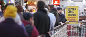 Seit kurzem stehen die Deutschen wieder Schlange, um sich impfen zu lassen - wie hier in einem Pankower Einkaufszentrum.