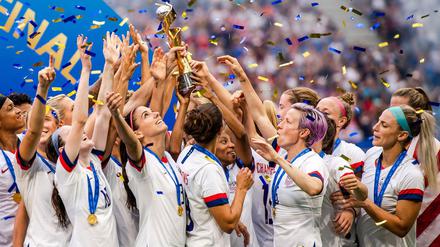 Am Ziel der Träume. Das US-Team mit dem Pokal.
