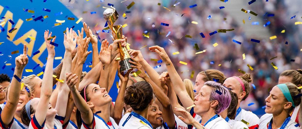 Am Ziel der Träume. Das US-Team mit dem Pokal.