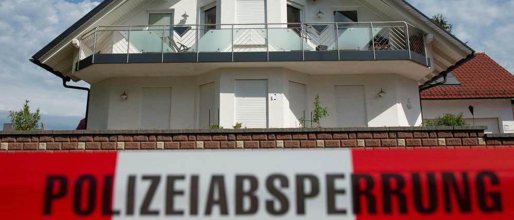Absperrband vor dem Haus des verstorbenen Kasseler Regierungspräsidenten Walter Lübcke (CDU). 