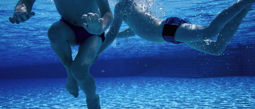 Statt an den Badesee, besser ins Schwimmbad: Dort gibt es eine Aufsicht, die im Notfall einschreiten kann.
