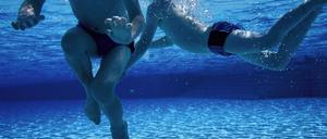 Statt an den Badesee, besser ins Schwimmbad: Dort gibt es eine Aufsicht, die im Notfall einschreiten kann.