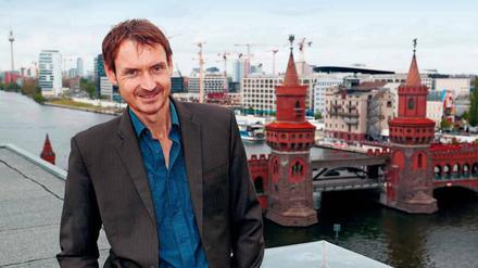 Early Adopter. Norman Ohler zog in den 90er Jahren an die Spree. Damals fuhr noch keine U-Bahn über die Oberbaumbrücke. Heute beobachtet er, wie hier ein abstoßendes, das kulturelle Leben verödende Großprojekt nach dem anderen hochgezogen wird. Foto: DAVIDS/Sven Darmer