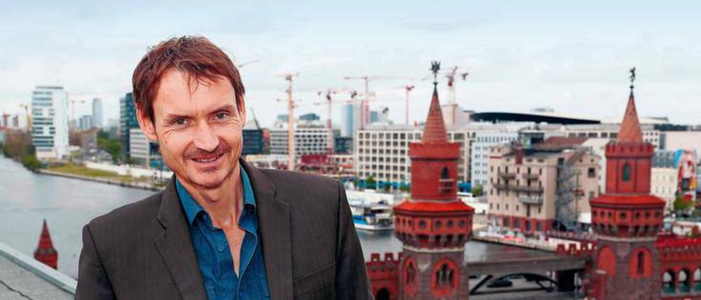 Early Adopter. Norman Ohler zog in den 90er Jahren an die Spree. Damals fuhr noch keine U-Bahn über die Oberbaumbrücke. Heute beobachtet er, wie hier ein abstoßendes, das kulturelle Leben verödende Großprojekt nach dem anderen hochgezogen wird. Foto: DAVIDS/Sven Darmer